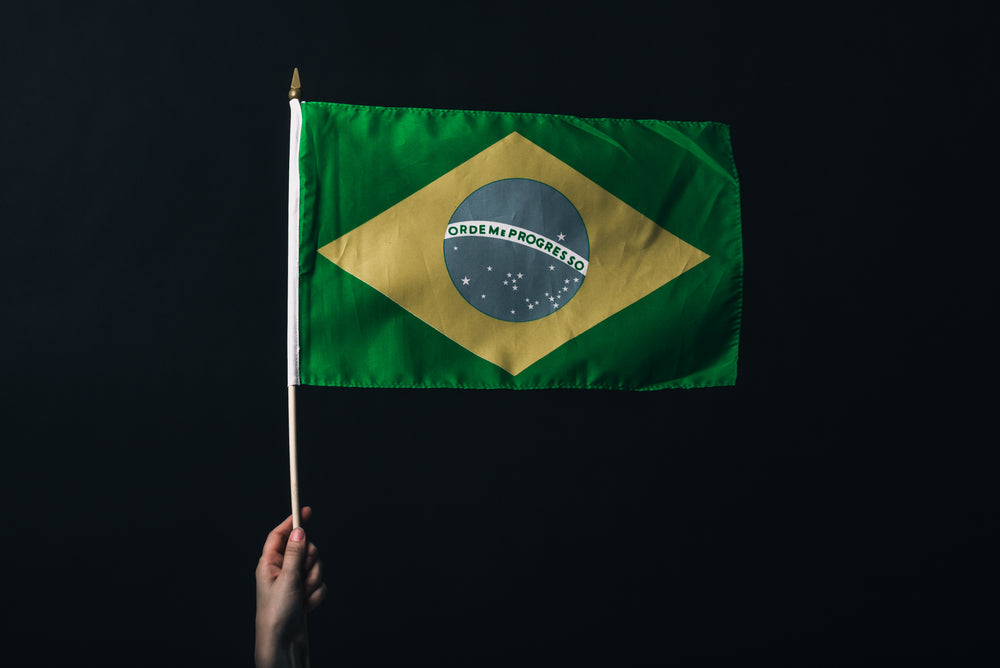 bandeira brasileira destacada sobre fundo escuro
