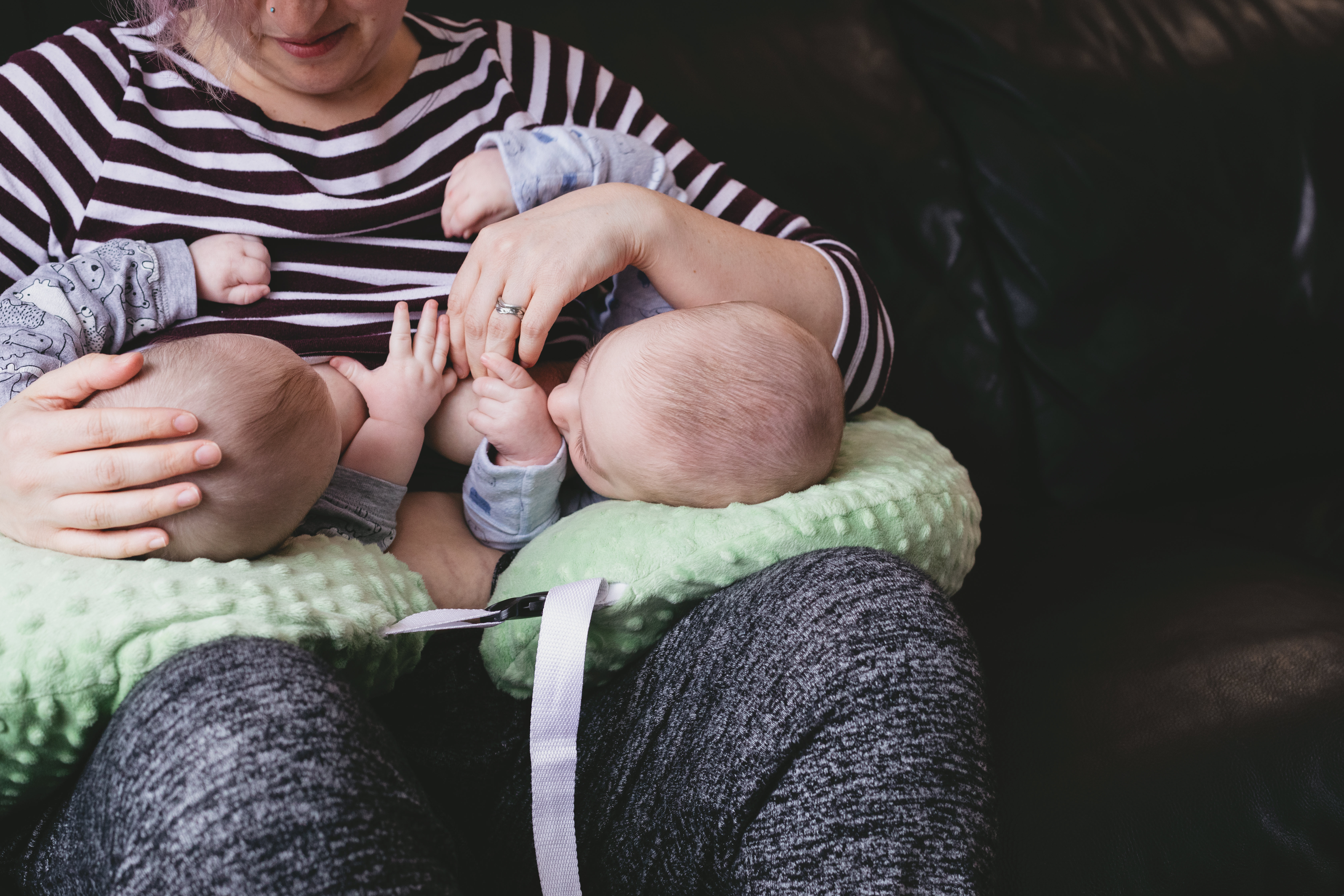 Free Breastfeeding Twins Image: Stunning Photography