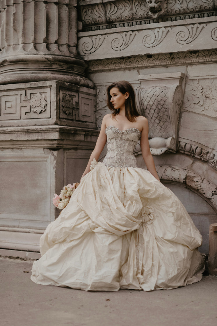 bridal-photography-near-antique-architec