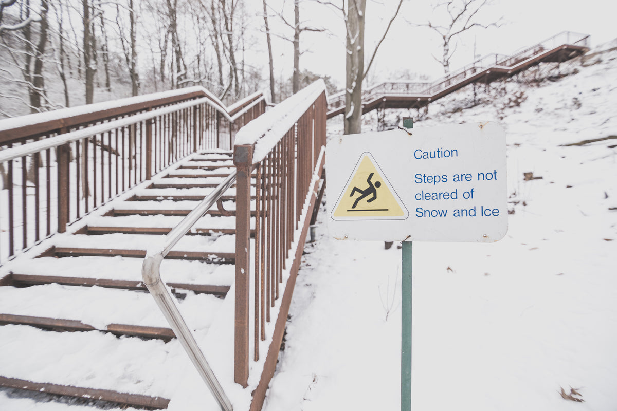 桥上有结冰警告标志