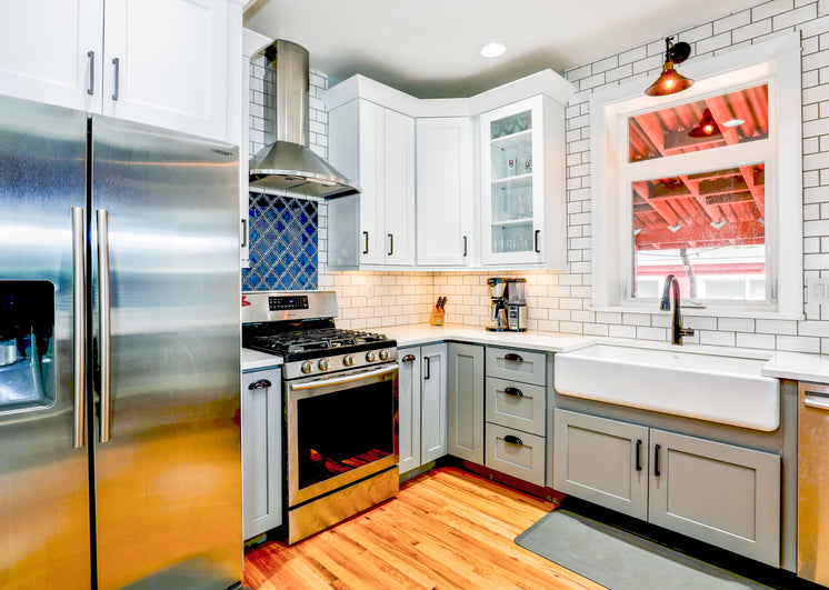 bright-modern-kitchen.jpg?width=746&form