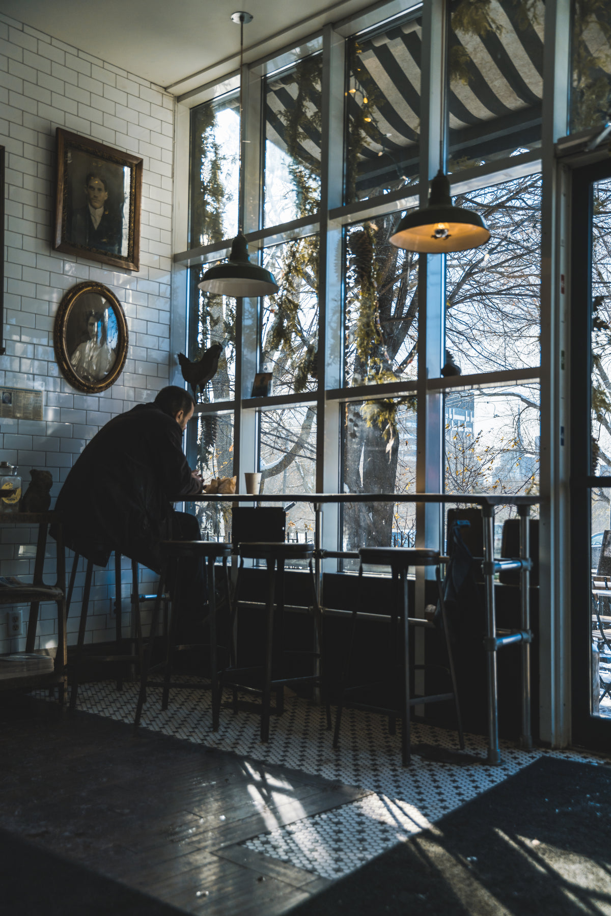 明亮的冬天透过咖啡馆的窗户