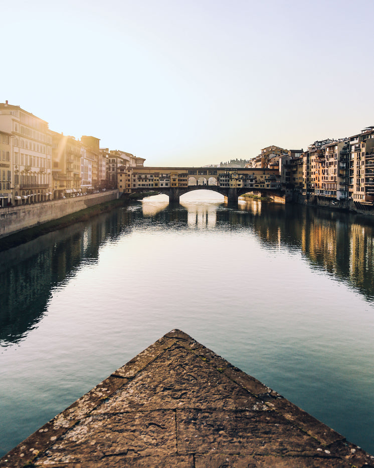 buildings-crowd-the-river.jpg?width=746&format=pjpg&exif=0&iptc=0