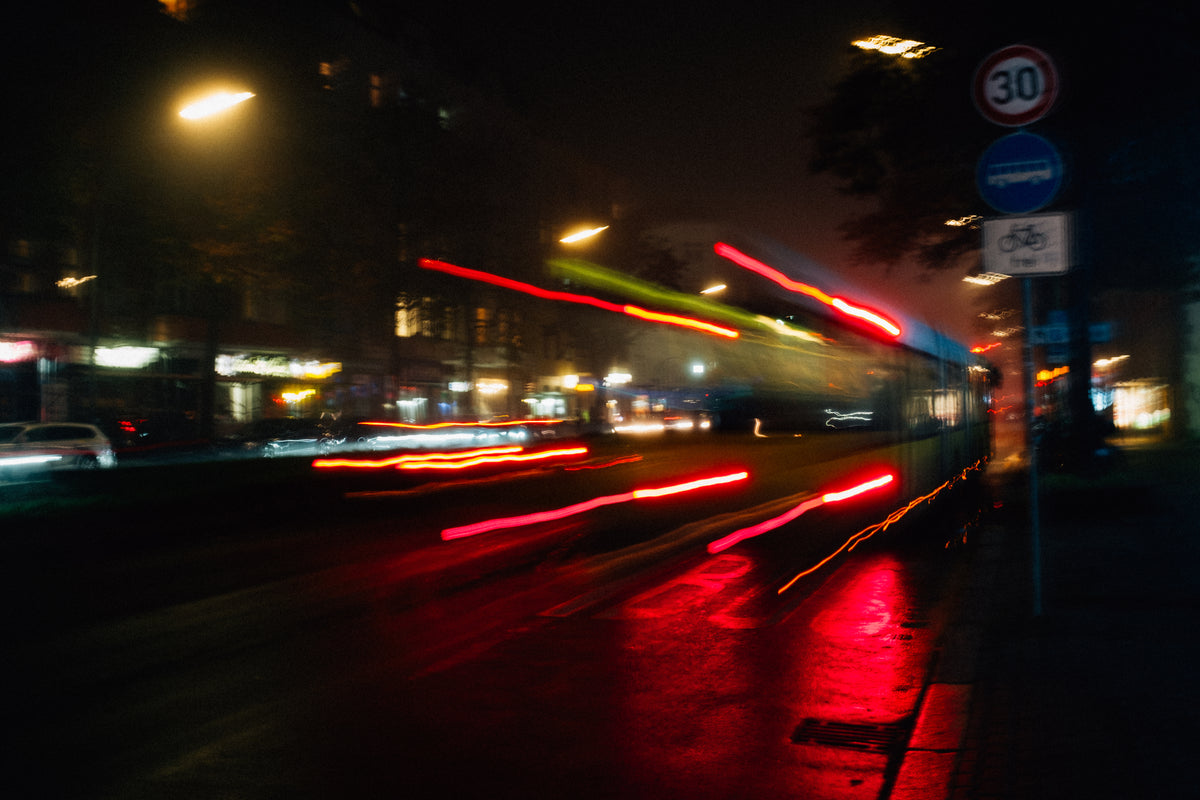 公共汽车在夜间加快速度