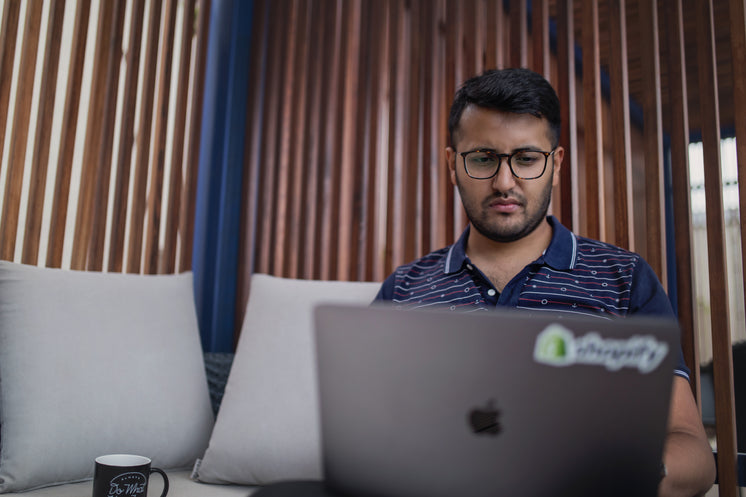 business-with-laptop-in-outdoor-workspac