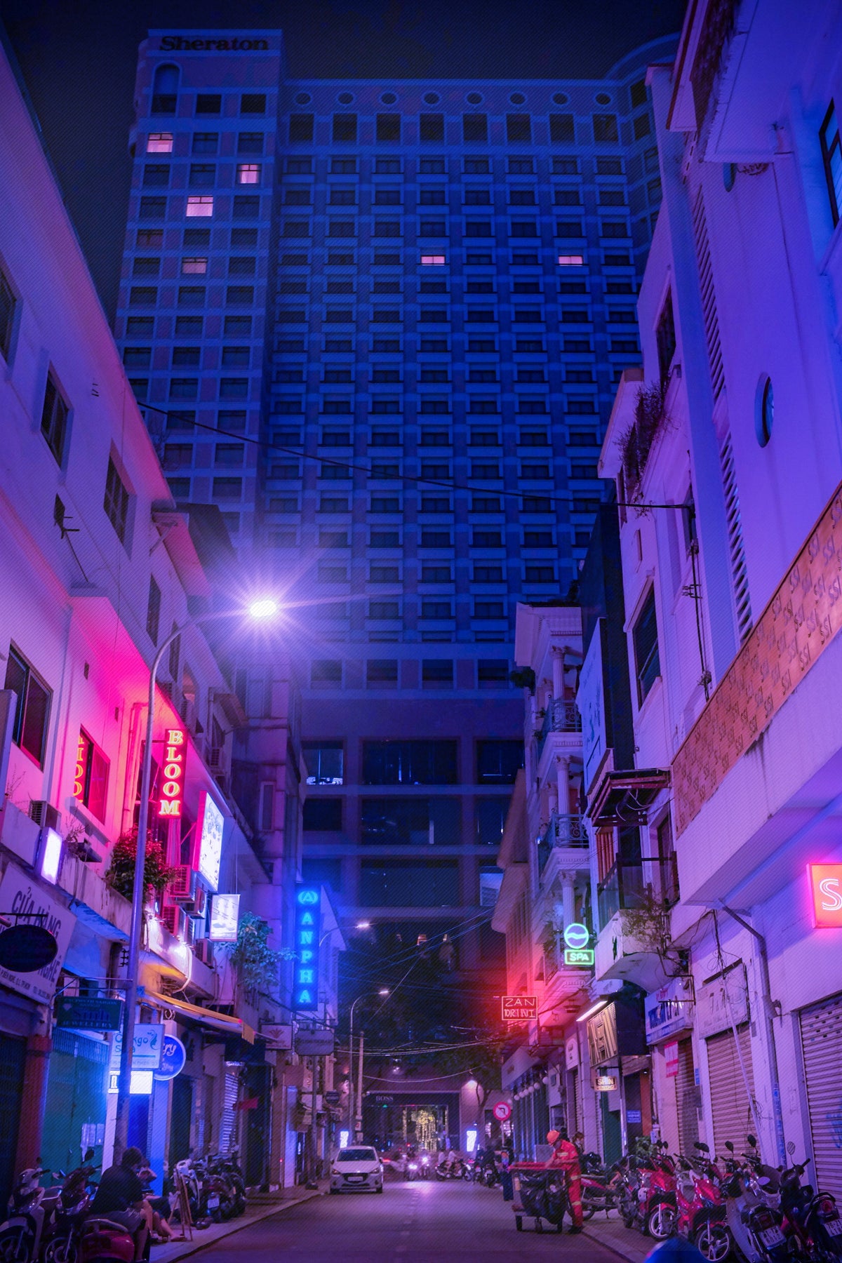 蓝色和粉色灯光下繁忙的城市街道