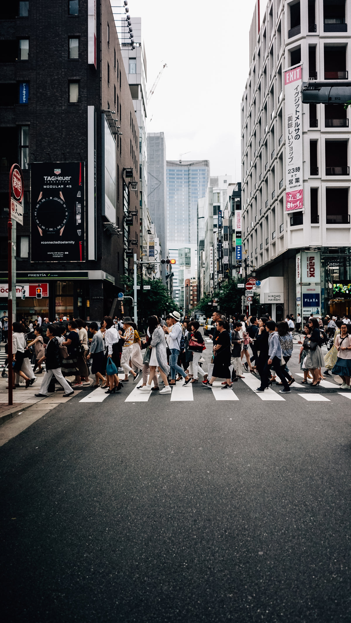 日本小街繁忙的十字路口