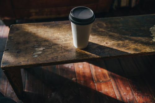 咖啡杯放在木桌上