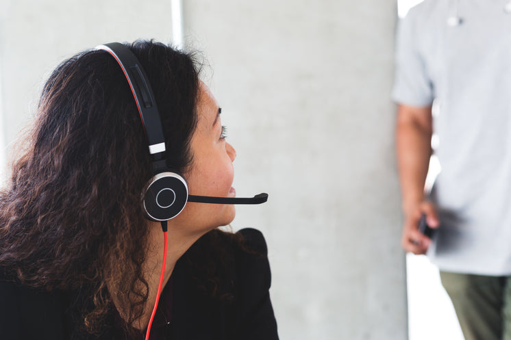 call-centre-staff-with-headset.jpg?width