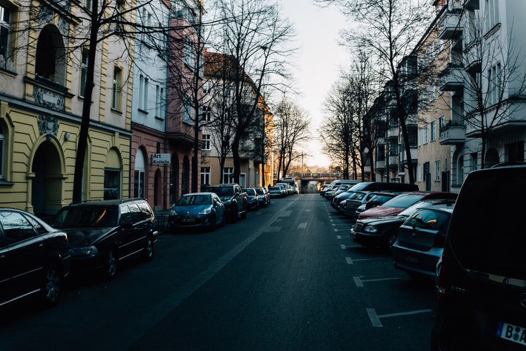 cars-packed-on-narrow-european-streets.j