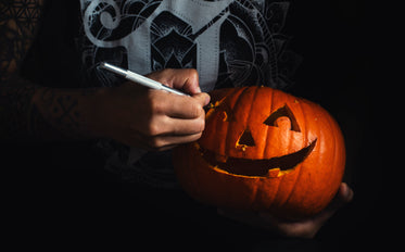 carving a smiling jackolantern