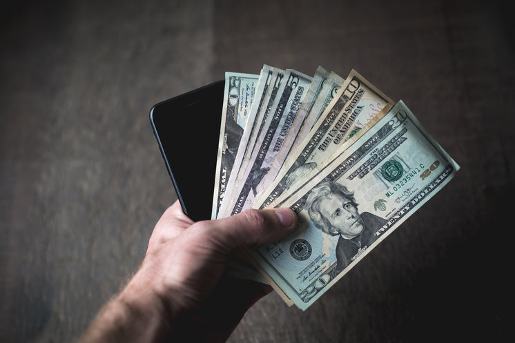 cash-smartphone.jpg?width=746&format=pjp