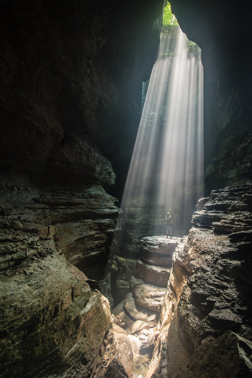 奇迹和灯光的洞穴