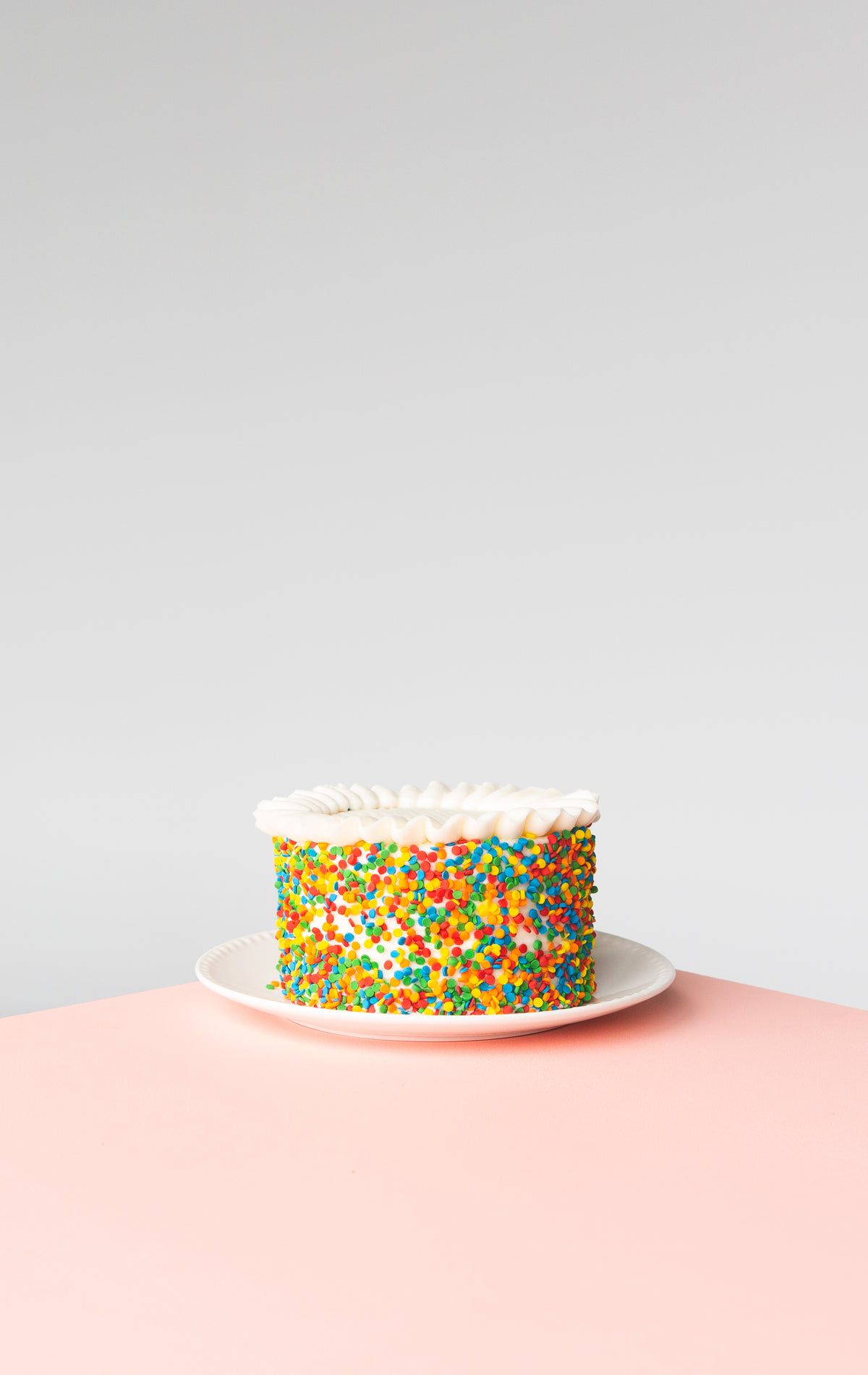 粉色表面的庆祝蛋糕