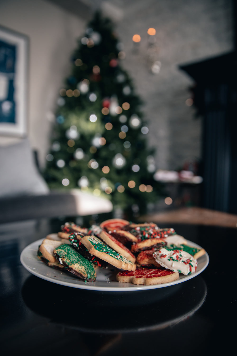 biscoitos natalinos em uma sala decorada