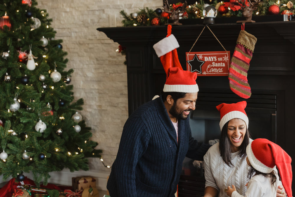 família sorridente no clima de natal