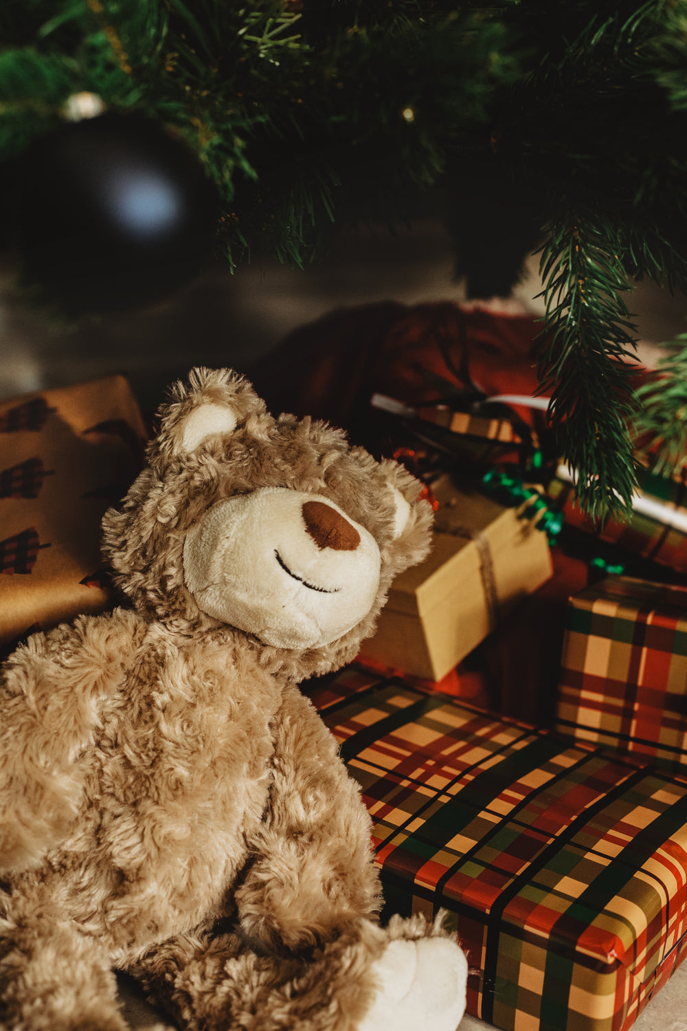 urso de pelúcia na árvore de natal