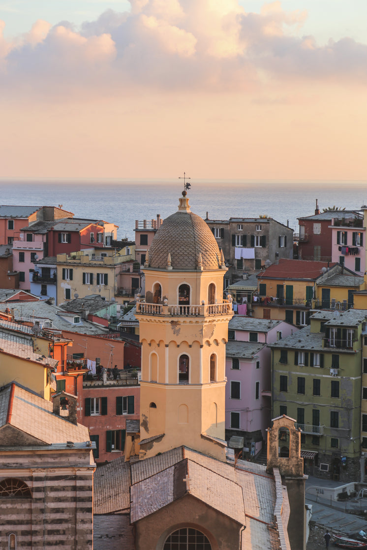 church-building-looks-over-vernazza-ital