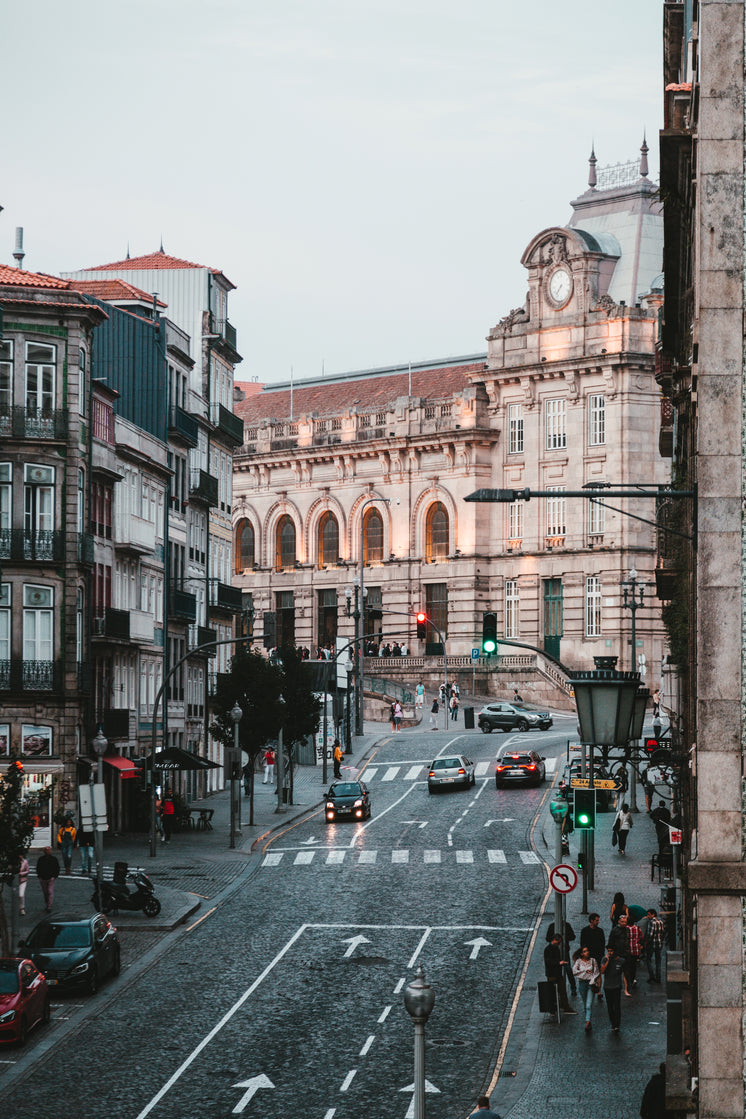 city-street-in-portugal.jpg?width=746&format=pjpg&exif=0&iptc=0