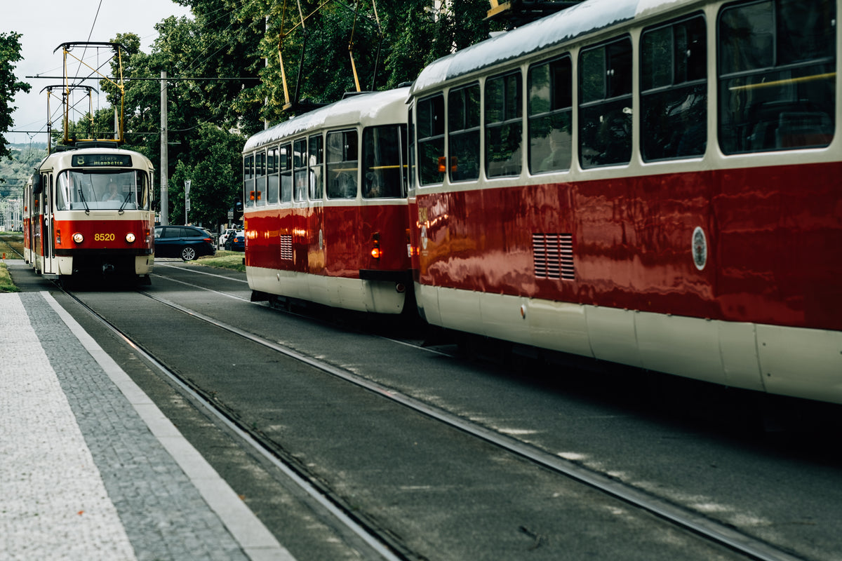 城市街道上有三辆红色电车