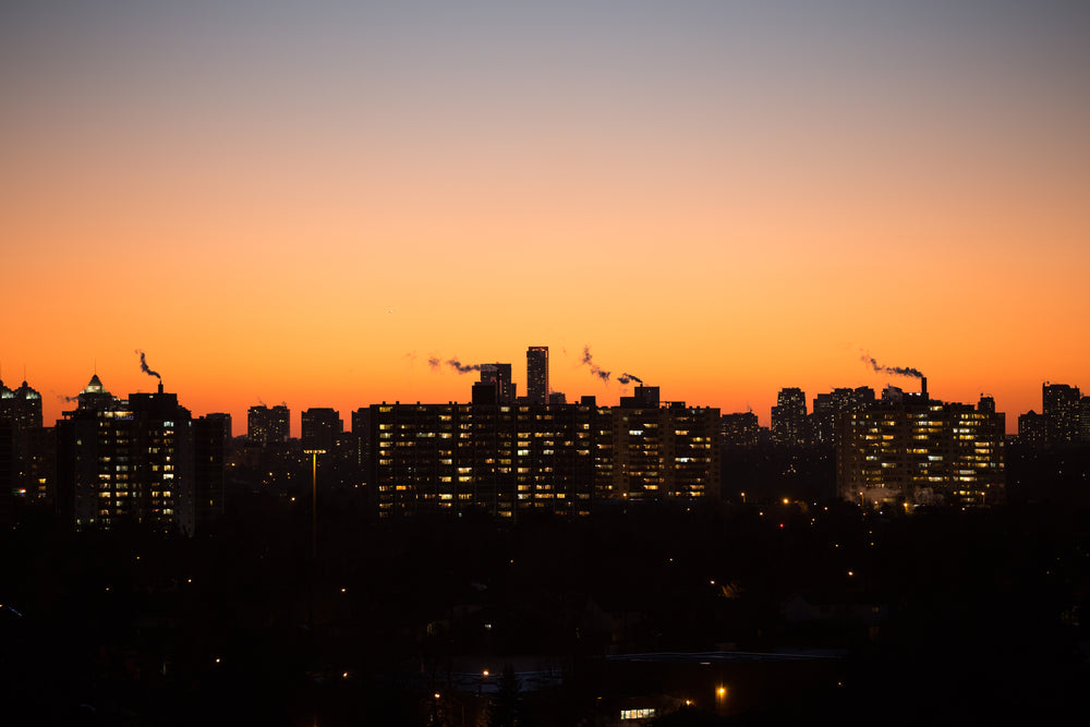 fumaça no pôr-do-sol da cidade