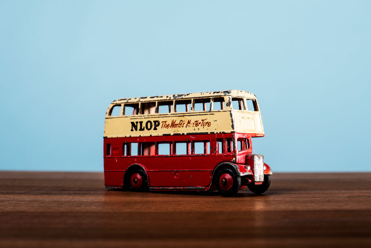 经典的古董玩具双层巴士