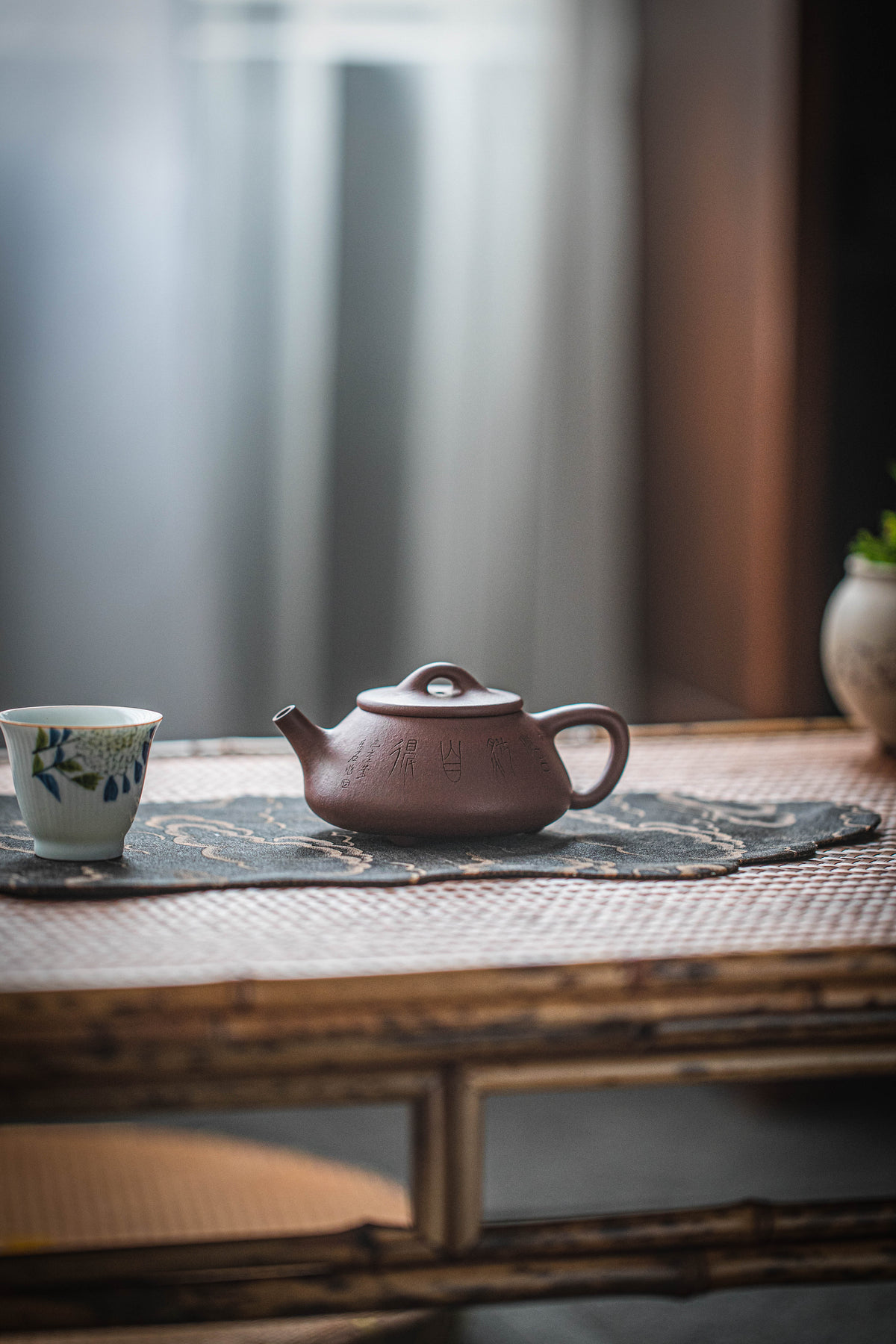 桌上的陶土茶壶和茶杯