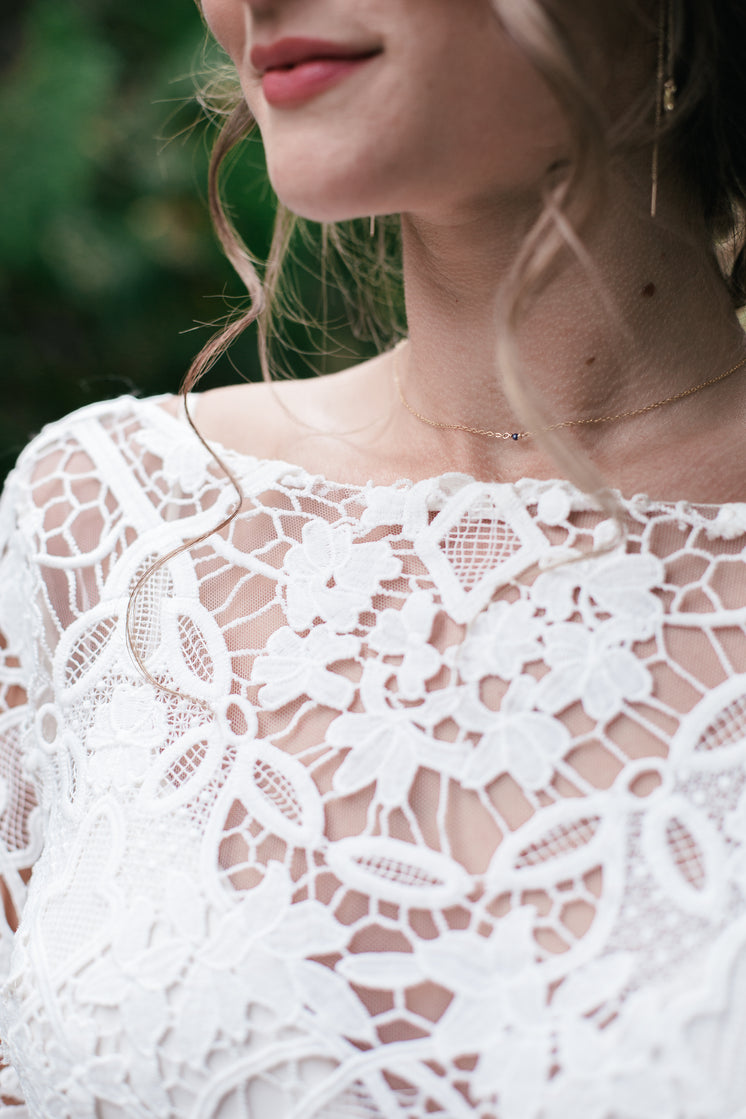 close-up-of-lace-wedding-dress-detail.jp