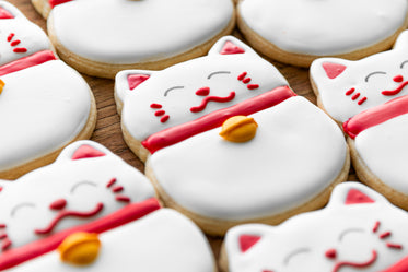 close up of lucky cat cookies