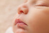 close up de um bebê dormindo