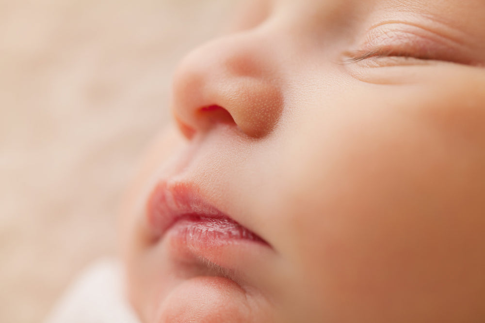 close up de um bebê dormindo