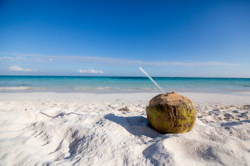 海滩上的椰子饮料