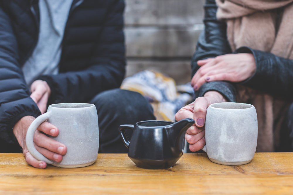 casal tomando café em um encontro