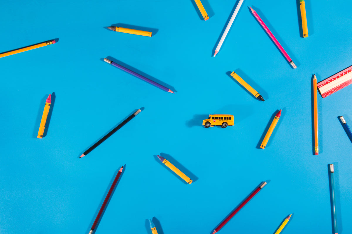 学校的彩色铅笔和蜡笔