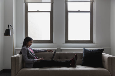 High Res Couch Working Woman Picture — Free Images