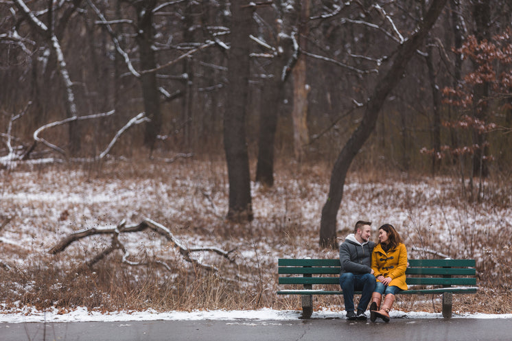 couple-in-love-on-park-bench-in-winter.j