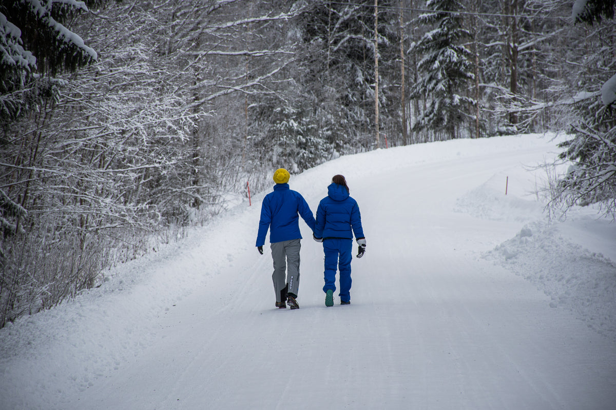 一对夫妇在冬天的乡间散步