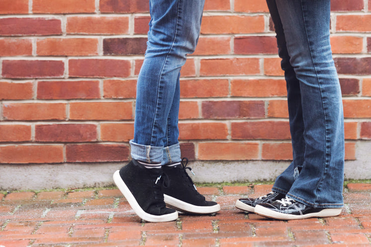 couple-tip-toes-face-to-face.jpg?width=7