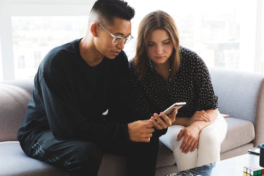 colegas de trabalho olhando para um celular