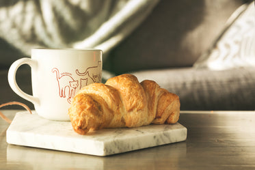 croissant com café