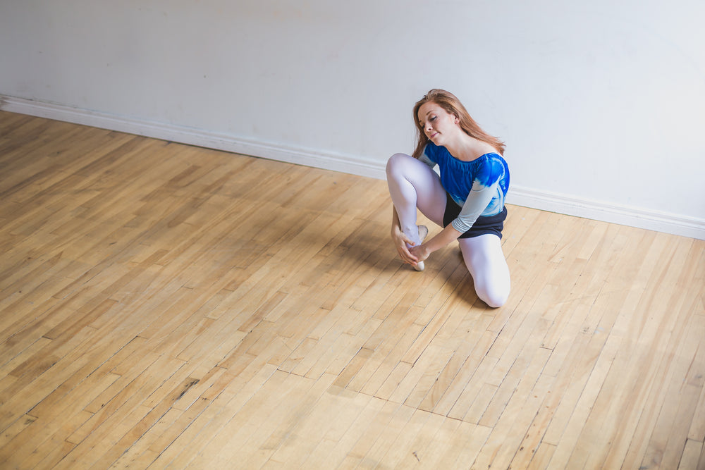 dancer stretches on pointe