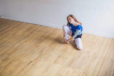 Free Dancer Stretches On Pointe Photo — High Res Pictures