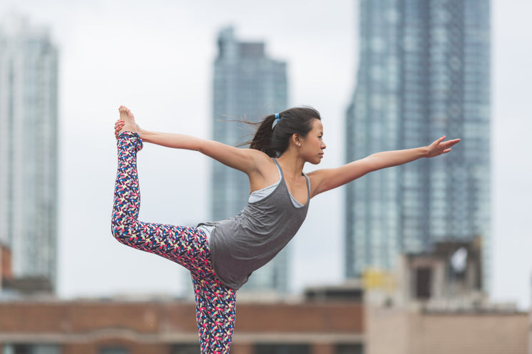 dancers-pose-yoga-rooftop.jpg?width=746&format=pjpg&exif=0&iptc=0