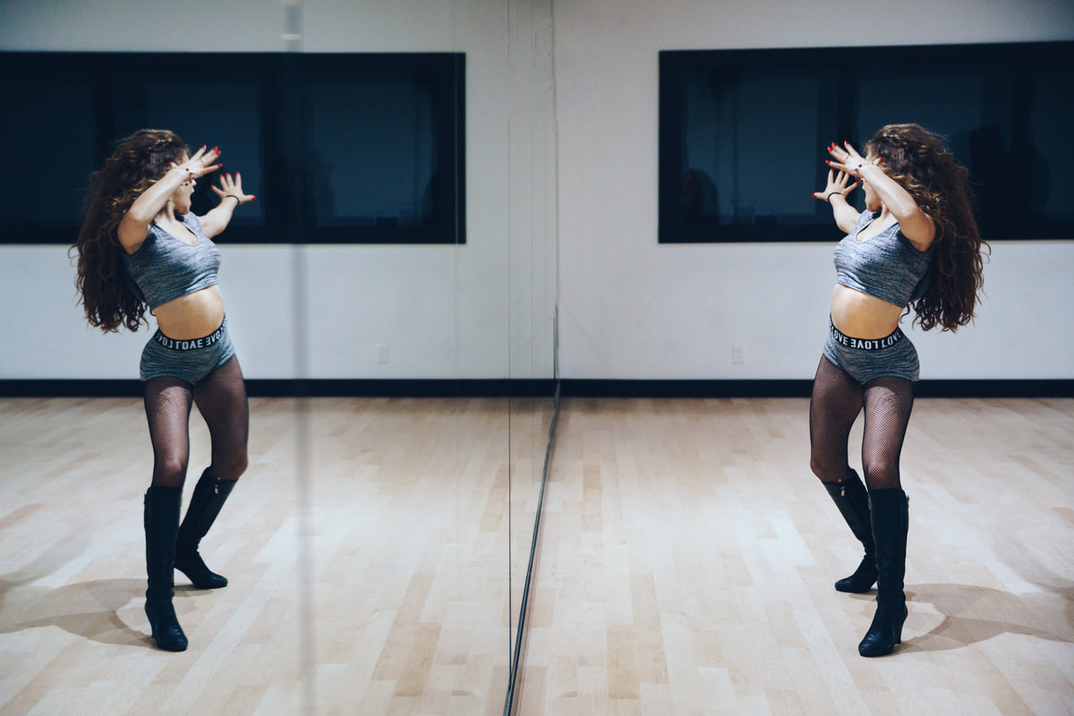 在镜子中跳舞