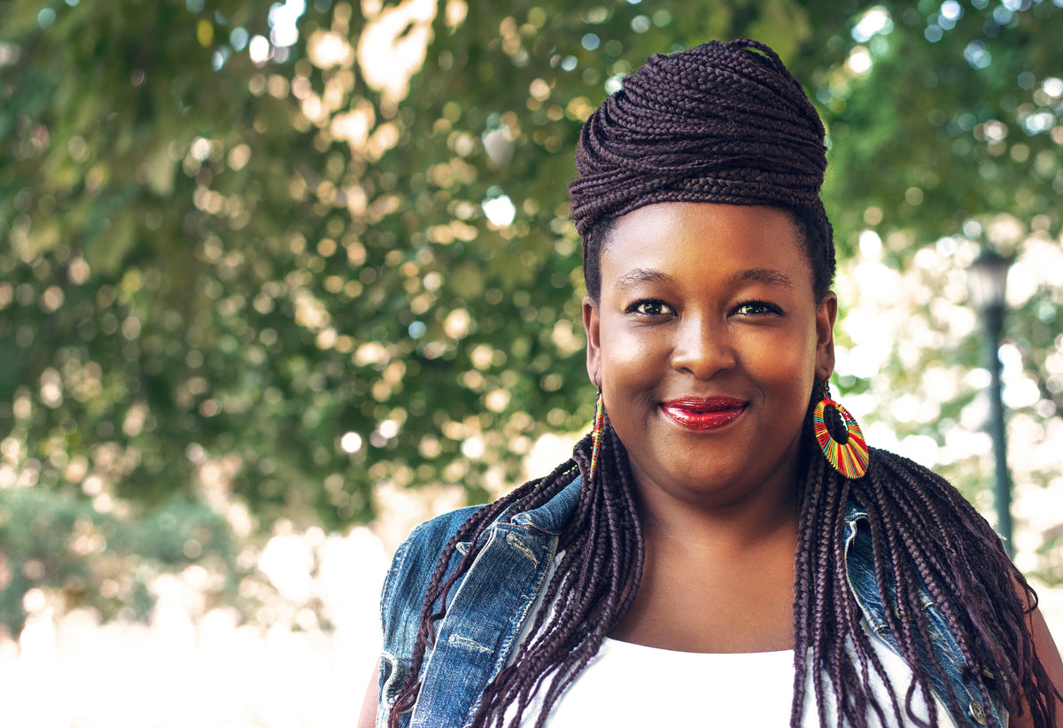 黑色的辫子和红色的嘴唇时尚