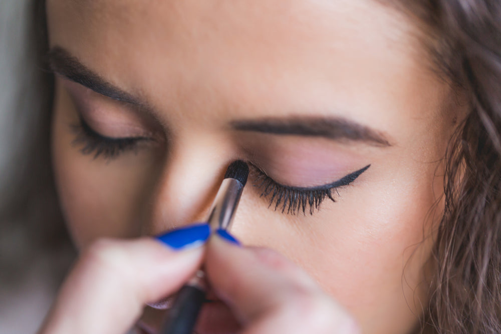 dark eyeliner and light eyeshadow