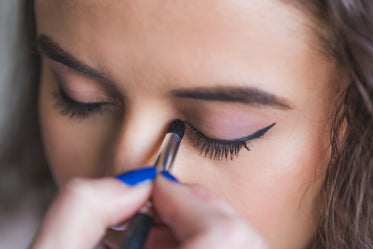 dark eyeliner and light eyeshadow