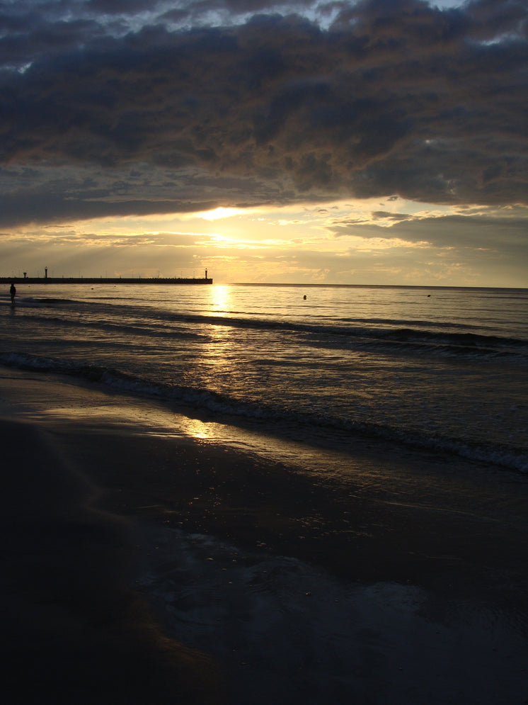 dark-sea-and-sky.jpg?width=746&format=pjpg&exif=0&iptc=0