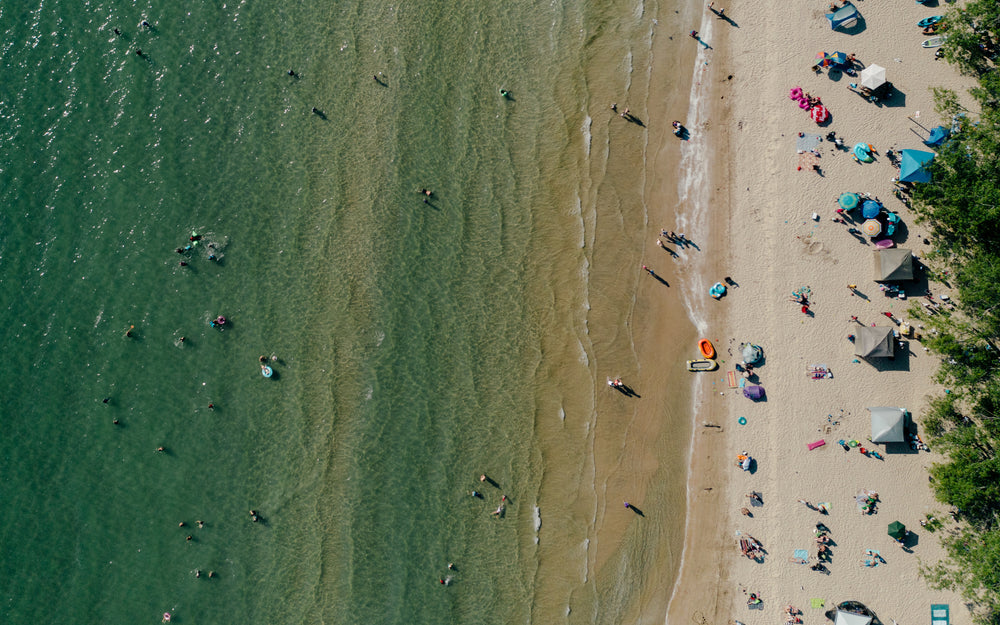 vista da praia pelos olhos de um drone