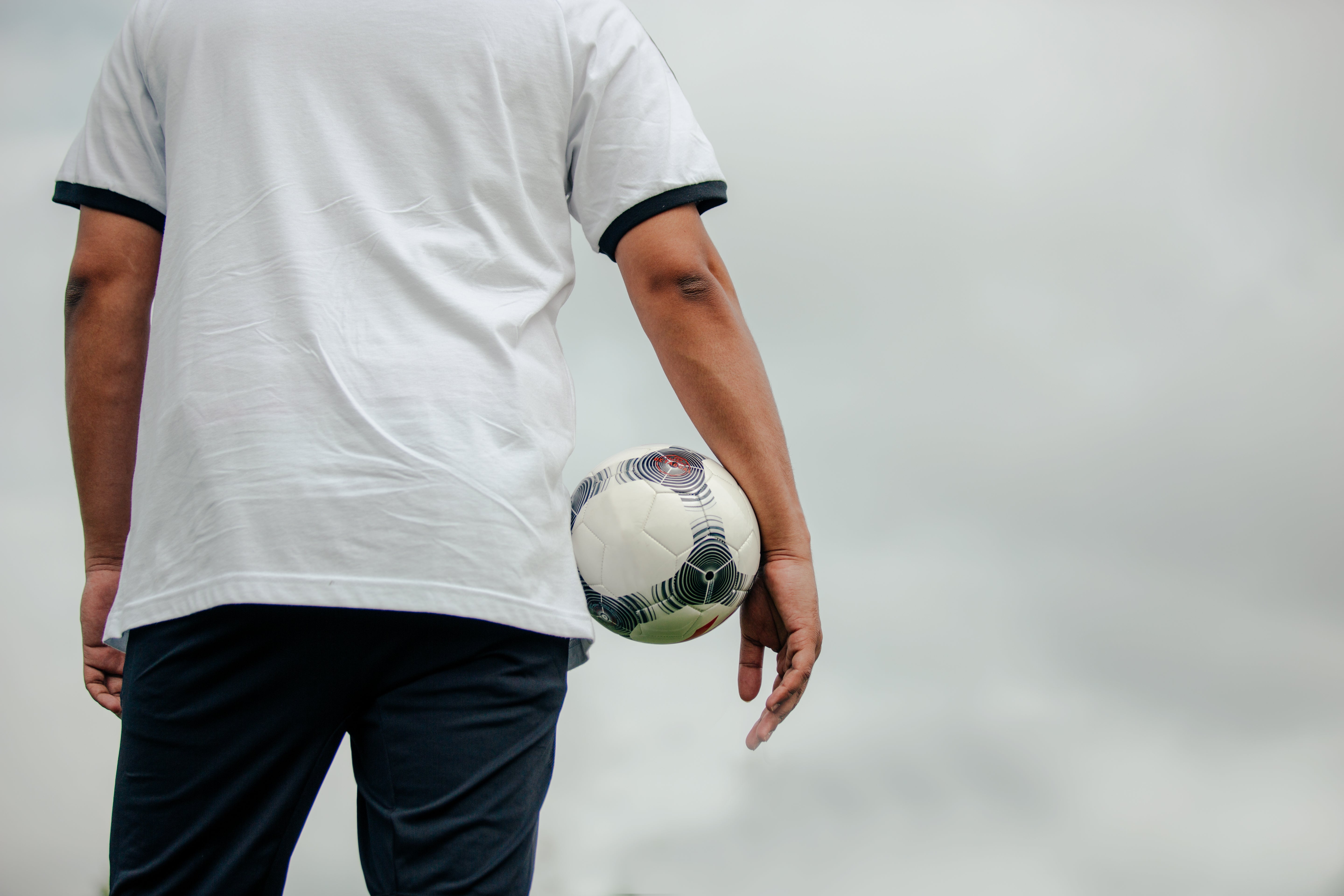 Jogador De Futebol Pronto Para Jogar Com a Bola De Futebol Foto de